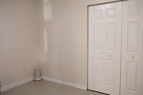 Casa en venta en Hialeah, Florida, 3 dormitorios, 153.2 m2 № 2434334 - foto 13