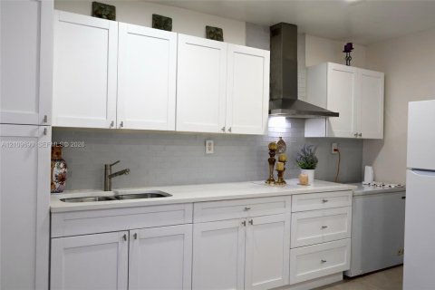 Casa en venta en Hialeah, Florida, 3 dormitorios, 153.2 m2 № 2434334 - foto 20