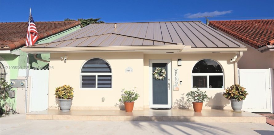 Casa en Hialeah, Florida 3 dormitorios, 153.2 m2 № 2434334