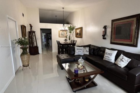Casa en venta en Hialeah, Florida, 3 dormitorios, 153.2 m2 № 2434334 - foto 2