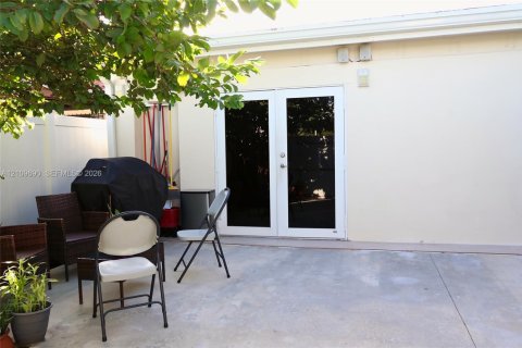 Casa en venta en Hialeah, Florida, 3 dormitorios, 153.2 m2 № 2434334 - foto 23