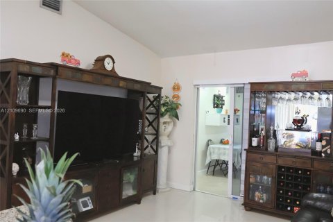 Casa en venta en Hialeah, Florida, 3 dormitorios, 153.2 m2 № 2434334 - foto 6