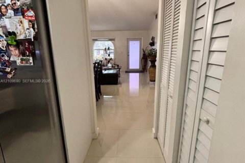 Casa en venta en Hialeah, Florida, 3 dormitorios, 153.2 m2 № 2434334 - foto 11