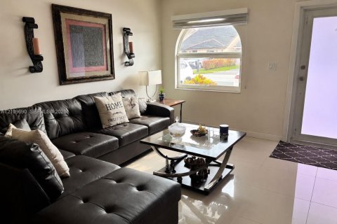 Casa en venta en Hialeah, Florida, 3 dormitorios, 153.2 m2 № 2434334 - foto 4