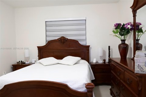 Casa en venta en Hialeah, Florida, 3 dormitorios, 153.2 m2 № 2434334 - foto 16