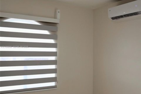 Casa en venta en Hialeah, Florida, 3 dormitorios, 153.2 m2 № 2434334 - foto 12