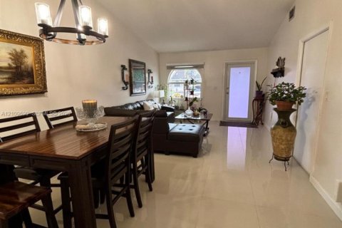 Casa en venta en Hialeah, Florida, 3 dormitorios, 153.2 m2 № 2434334 - foto 3