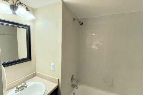 Condo in Tampa, Florida, 2 bedrooms № 2120377 - photo 4