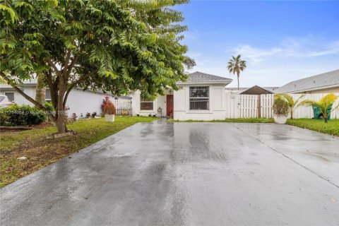 House in Florida City, Florida 4 bedrooms, 118.26 sq.m. № 1875320 - photo 2