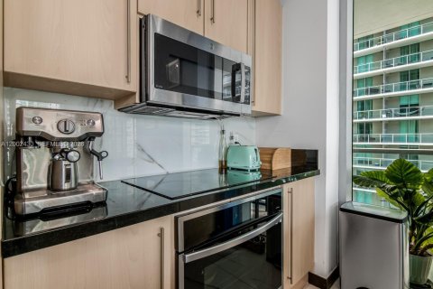 Condo in Miami, Florida, 2 bedrooms № 2068501 - photo 11