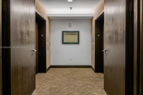 Condo in Miami, Florida, 2 bedrooms № 2068501 - photo 2