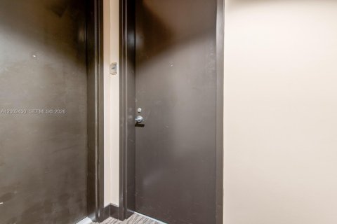 Condo in Miami, Florida, 2 bedrooms № 2068501 - photo 3