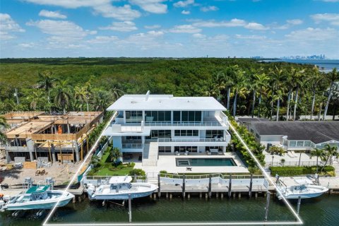 House in Coral Gables, Florida 6 bedrooms, 632.66 sq.m. № 1706593 - photo 1