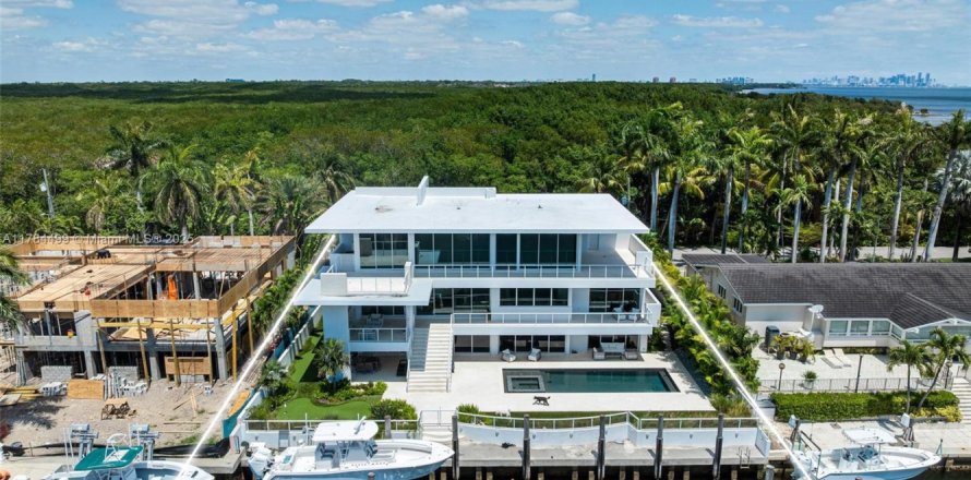 House in Coral Gables, Florida 6 bedrooms, 632.66 sq.m. № 1706593