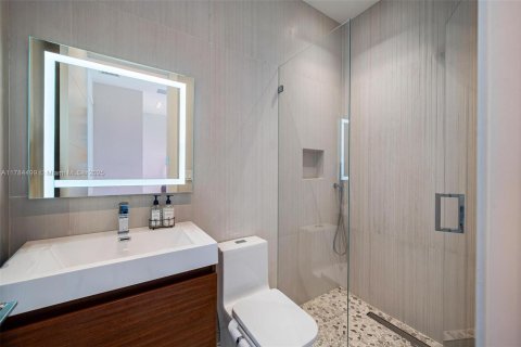 House in Coral Gables, Florida 6 bedrooms, 632.66 sq.m. № 1706593 - photo 16