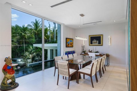 House in Coral Gables, Florida 6 bedrooms, 632.66 sq.m. № 1706593 - photo 3