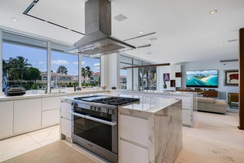 House in Coral Gables, Florida 6 bedrooms, 632.66 sq.m. № 1706593 - photo 6