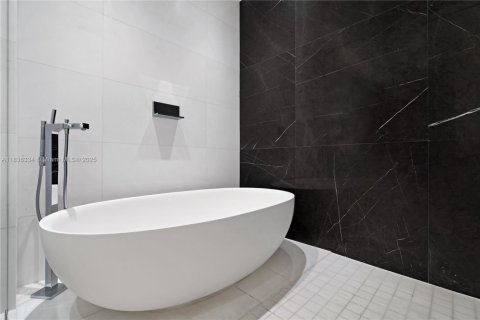 Condo in Miami, Florida, 3 bedrooms  № 1825857 - photo 4
