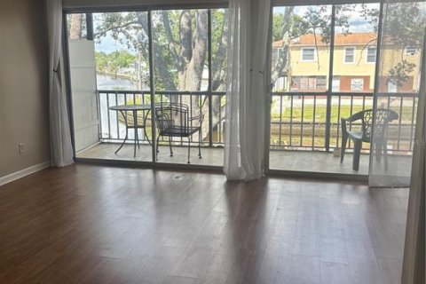 Condominio en alquiler en Tampa, Florida, 2 dormitorios, 141.21 m2 № 1904909 - foto 2