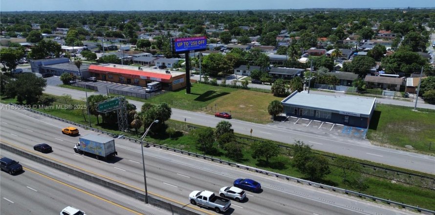 Immobilier commercial à Miami Gardens, Floride № 1871730