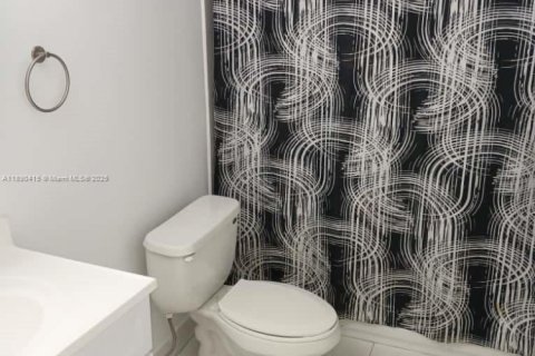Condominio en alquiler en Miami, Florida, 2 dormitorios, 102.1 m2 № 1943511 - foto 13