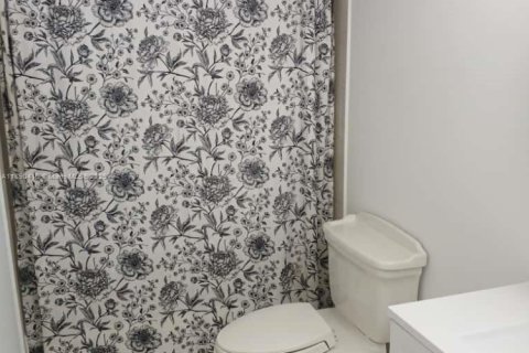 Condominio en alquiler en Miami, Florida, 2 dormitorios, 102.1 m2 № 1943511 - foto 5