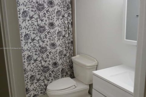Condominio en alquiler en Miami, Florida, 2 dormitorios, 102.1 m2 № 1943511 - foto 3