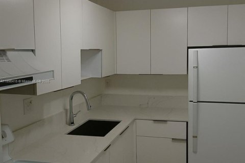 Condominio en alquiler en Miami, Florida, 2 dormitorios, 102.1 m2 № 1943511 - foto 1