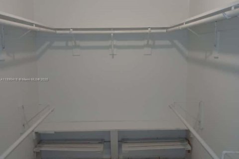 Condominio en alquiler en Miami, Florida, 2 dormitorios, 102.1 m2 № 1943511 - foto 6