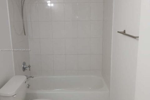 Condominio en alquiler en Miami, Florida, 2 dormitorios, 102.1 m2 № 1943511 - foto 17