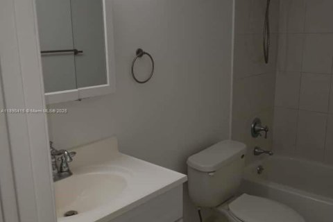 Condominio en alquiler en Miami, Florida, 2 dormitorios, 102.1 m2 № 1943511 - foto 16