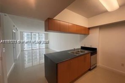 Condo in Miami, Florida, 1 bedroom № 2035351 - photo 2