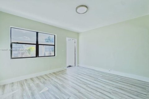Casa en alquiler en Opa-locka, Florida, 1 dormitorio, 185.06 m2 № 1861447 - foto 2