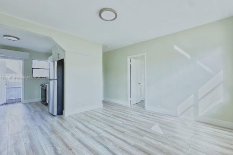 Casa en alquiler en Opa-locka, Florida, 1 dormitorio, 185.06 m2 № 1861447 - foto 5