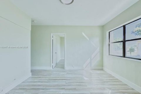 Casa en alquiler en Opa-locka, Florida, 1 dormitorio, 185.06 m2 № 1861447 - foto 3