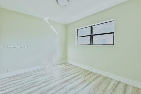 Casa en alquiler en Opa-locka, Florida, 1 dormitorio, 185.06 m2 № 1861447 - foto 12