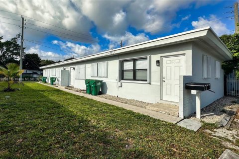 Casa en alquiler en Opa-locka, Florida, 1 dormitorio, 185.06 m2 № 1861447 - foto 1