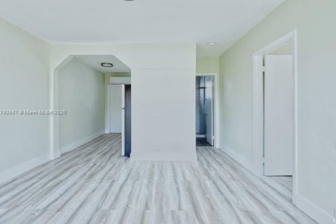 Casa en alquiler en Opa-locka, Florida, 1 dormitorio, 185.06 m2 № 1861447 - foto 4
