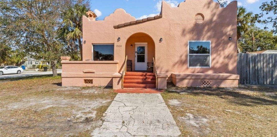 House in Saint Petersburg, Florida 3 bedrooms, 153.2 sq.m. № 1527901
