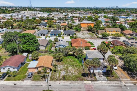 Commercial property in Riviera Beach, Florida № 2146701 - photo 3