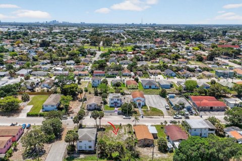 Commercial property in Riviera Beach, Florida № 2146701