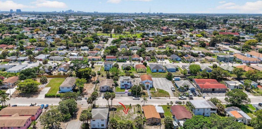 Commercial property in Riviera Beach, Florida № 2146701