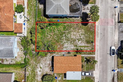 Commercial property in Riviera Beach, Florida № 2146701 - photo 2