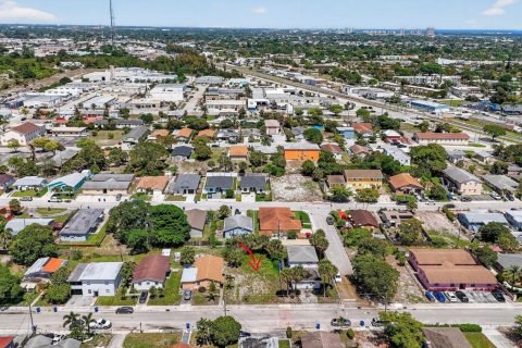 Commercial property in Riviera Beach, Florida № 2146701 - photo 4