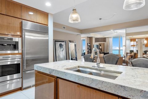 Condominio en alquiler en Bal Harbour, Florida, 2 dormitorios, 156.54 m2 № 1937903 - foto 11