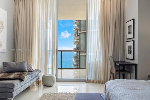 Condominio en alquiler en Bal Harbour, Florida, 2 dormitorios, 156.54 m2 № 1937903 - foto 1