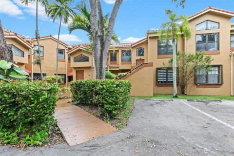 Снять в аренду кондоминиум в Майами-Лейкс, Флорида 2 спальни, 107.77м2, № 1988918 - фото 1