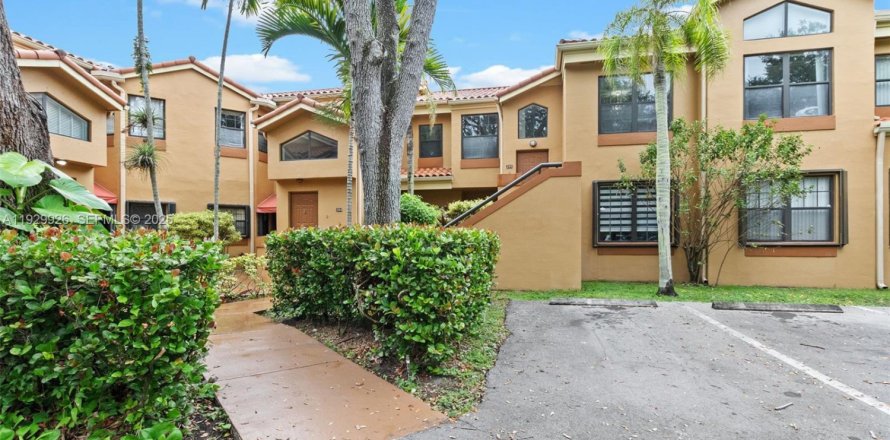 Кондоминиум с 2 спальнями в Майами-Лейкс, Флорида № 1988918