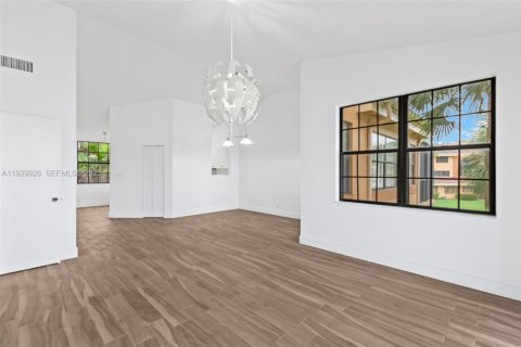 Снять в аренду кондоминиум в Майами-Лейкс, Флорида 2 спальни, 107.77м2, № 1988918 - фото 3