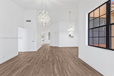 Снять в аренду кондоминиум в Майами-Лейкс, Флорида 2 спальни, 107.77м2, № 1988918 - фото 2